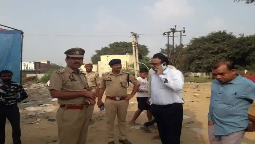 Hardoi : एसडीएम सवायजपुर ने सीओ शाहाबाद के साथ आतिशबाजी की दुकानों का किया निरीक्षण