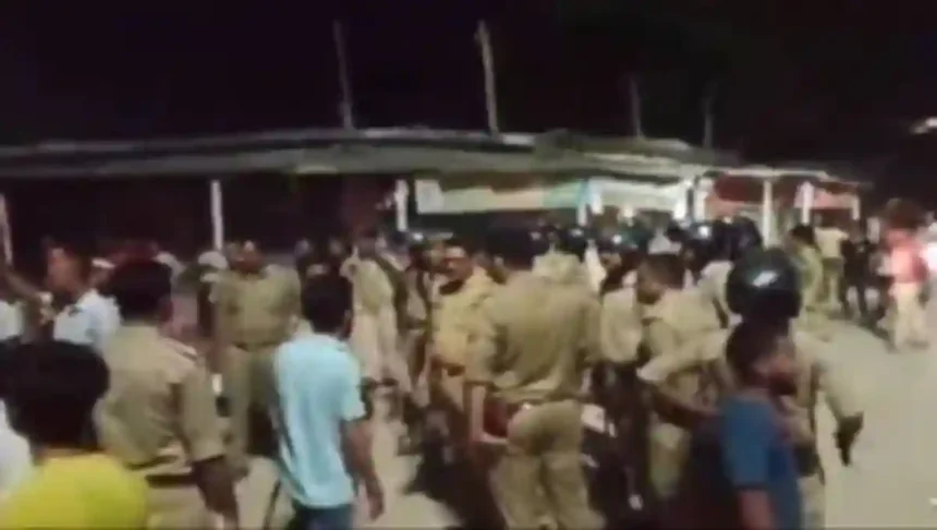 बहराइच के बाद कुशीनगर में हिंसा भड़काने की कोशिश भगवान राम के खिलाफ अभद्र टिप्पणी से सड़कों पर उतरे लोग, पुलिस ने आरोपी की गिरफ्तारी का आश्वासन देकर लोगों को कराया शांत