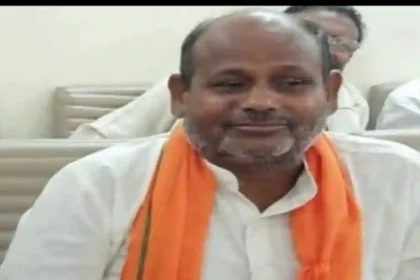 Shahjahanpur: पूर्व प्रतिनिधि केन्द्रीय राज्य मंत्री विश्वनाथ त्रिपाठी ने इण्डियन रेड क्रॉस सोसायटी की आजीवन सदस्यता गृहण की