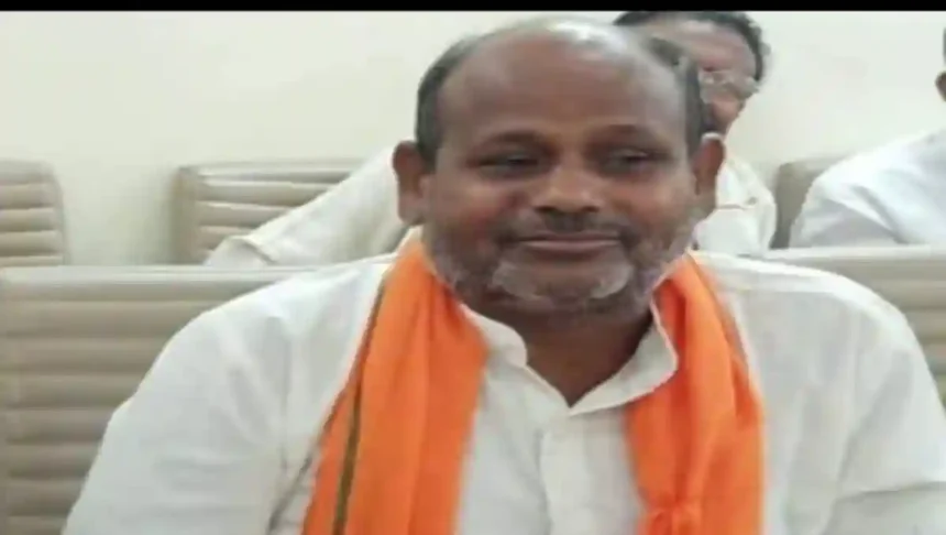 Shahjahanpur: पूर्व प्रतिनिधि केन्द्रीय राज्य मंत्री विश्वनाथ त्रिपाठी ने इण्डियन रेड क्रॉस सोसायटी की आजीवन सदस्यता गृहण की