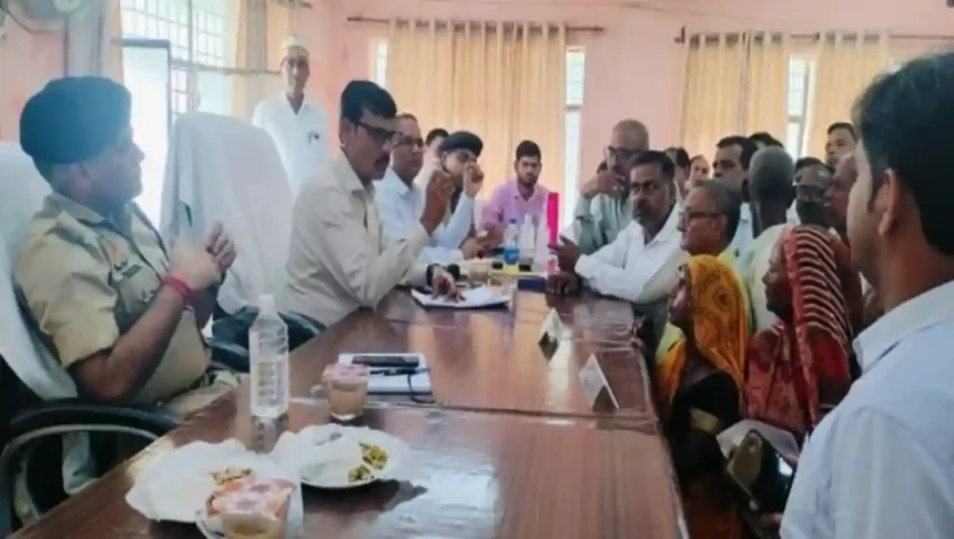 Hardoi News: योजनाओं का क्रियान्वयन निष्पक्ष, गुणवत्ता पूर्ण एवं ईमानदारी से करायें:-डीएम