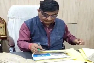 Etah News: जींस पहनकर ड्यूटी पर आने वाले स्वास्थ्यकर्मियों पर कार्रवाई, CMO ने एक दिन का रोका वेतन