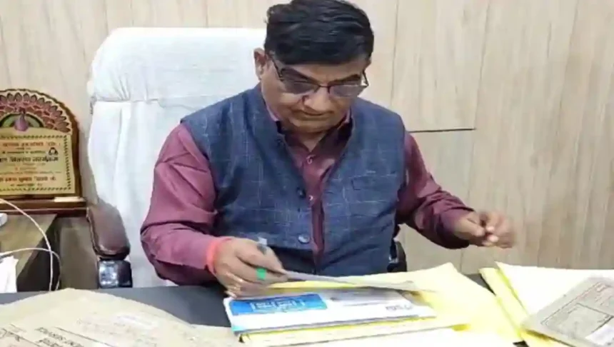 Etah News: जींस पहनकर ड्यूटी पर आने वाले स्वास्थ्यकर्मियों पर कार्रवाई, CMO ने एक दिन का रोका वेतन