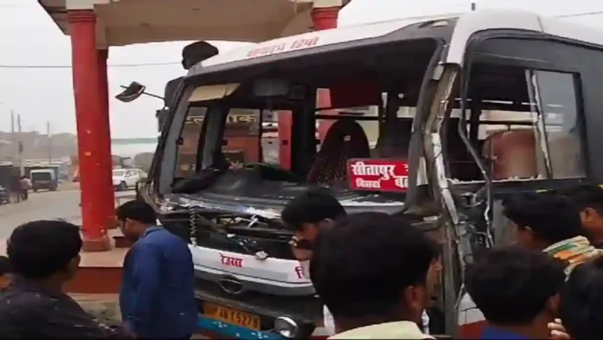 सीतापुर: तेज रफ्तार ट्रक ने ओवरटेक करते हुए यात्रियों से भरी बस को मारी टक्कर, बस चालक समेत 4 घायल