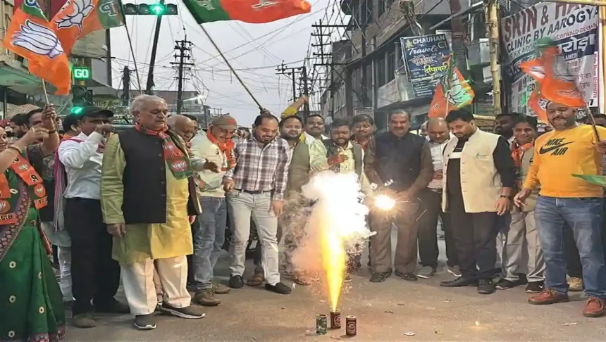 महाराष्ट्र में BJP सरकार बनने और UP में 7 सीटों पर जीतने का फर्रुखाबाद में भाजपा कार्यकर्ताओं ने मनाया जश्न, फोड़े पटाखे