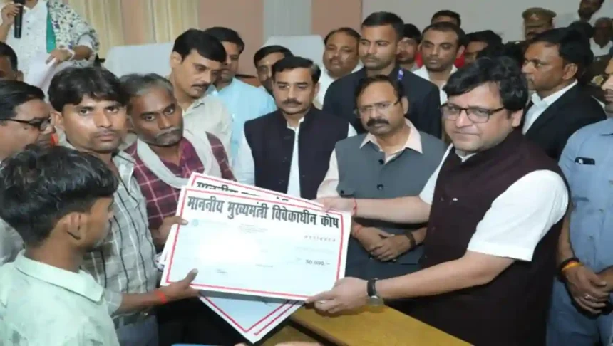Hardoi News: मृतकों के परिजनों व घायलों को मिली सहायता राशि, मंत्री बोले: करेंगे हर संभव मदद