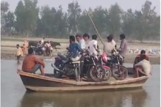 Hardoi News: 5 महीने पहले आए सैलाब में बहा नीलम नदी पर बने पुल का हिस्सा, आवाजाही बंद होने से ग्रामीणों में आक्रोश