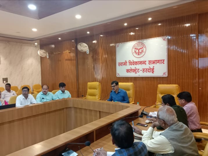 Hardoi News: डीएम की अध्यक्षता में हुई स्वास्थ्य विभाग की बैठक