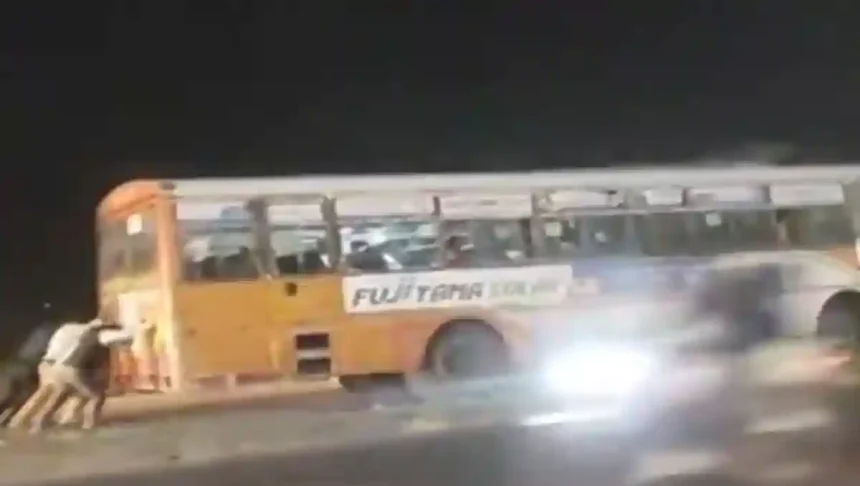 Unnao News: यात्रियों का बस को धक्का देते वीडियो वायरल, विभाग ने शुरू की जांच