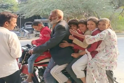 हरदोई में एक बाइक पर 6 लोग सफर करते दिखे, यातायात माह के दौरान उड़ रही नियमों की धज्जियां