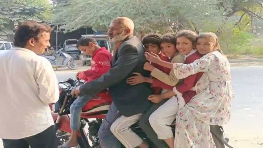 हरदोई में एक बाइक पर 6 लोग सफर करते दिखे, यातायात माह के दौरान उड़ रही नियमों की धज्जियां