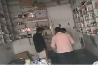 श्रावस्ती में स्वास्थ्य विभाग की टीम ने मेडिकल स्टोर की आड़ में अवैध रूप से संचालित एक पाली क्लिनिक पर छापेमारी कर किया सीज