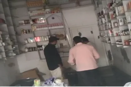 श्रावस्ती में स्वास्थ्य विभाग की टीम ने मेडिकल स्टोर की आड़ में अवैध रूप से संचालित एक पाली क्लिनिक पर छापेमारी कर किया सीज