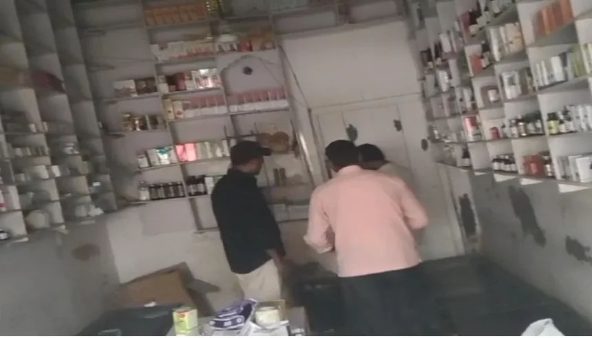 श्रावस्ती में स्वास्थ्य विभाग की टीम ने मेडिकल स्टोर की आड़ में अवैध रूप से संचालित एक पाली क्लिनिक पर छापेमारी कर किया सीज