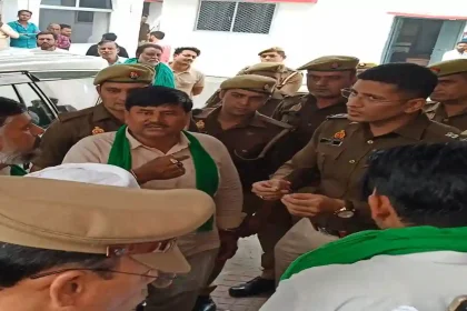 Bijnor News: राकेश टिकैत पर अभद्र टिप्पणी करने पर किसानों में आक्रोश, एसपी को तहरीर देकर आरोपी कार्रवाई की मांग