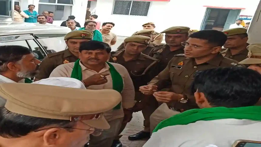 Bijnor News: राकेश टिकैत पर अभद्र टिप्पणी करने पर किसानों में आक्रोश, एसपी को तहरीर देकर आरोपी कार्रवाई की मांग