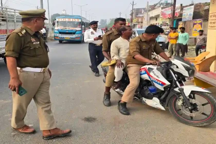 मऊ में पुलिस ने तीन लोगों को बाइक पर बैठाए वर्दीधारी सिपाहियों का किया चालान