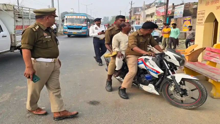 मऊ में पुलिस ने तीन लोगों को बाइक पर बैठाए वर्दीधारी सिपाहियों का किया चालान