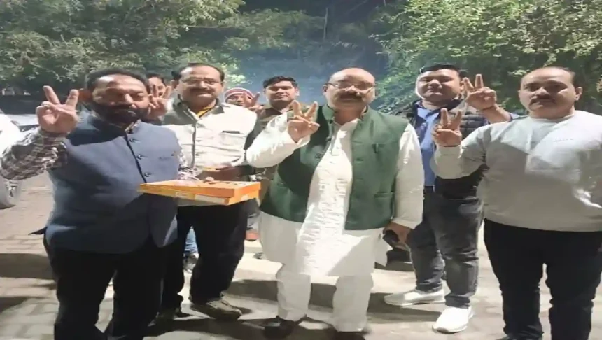 महाराष्ट्र और यूपी में BJP की जीत पर शाहजहांपुर में सांसद अरुण सागर ने बांटी मिठाई