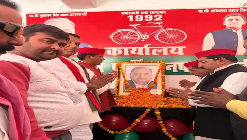 सपा कार्यकर्ताओं ने मनाया मुलायम सिंह यादव का जन्मदिन, दी श्रद्धांजलि