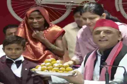 कौन हैं खजांची यादव, जिनका आज अखिलेश यादव ने 7वीं बार मनाया जन्मदिन