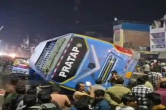 कौशाम्बी में पर्यटकों से भरी बस पलटी, एक की मौत, 10 घायल