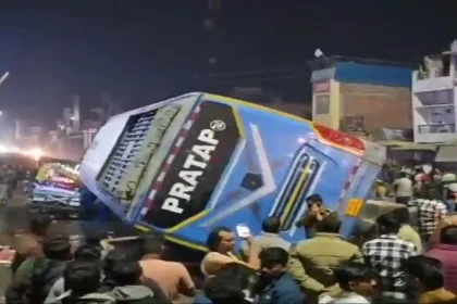 कौशाम्बी में पर्यटकों से भरी बस पलटी, एक की मौत, 10 घायल