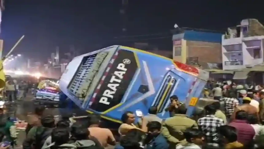 कौशाम्बी में पर्यटकों से भरी बस पलटी, एक की मौत, 10 घायल