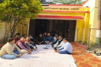 अयोध्या में 11 ब्लॉक मुख्यालयों पर सचिव हड़ताल पर, ग्राम सचिव पर हुए हमले के खिलाफ जताया विरोध