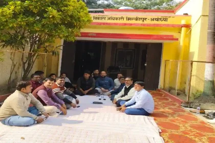 अयोध्या में 11 ब्लॉक मुख्यालयों पर सचिव हड़ताल पर, ग्राम सचिव पर हुए हमले के खिलाफ जताया विरोध