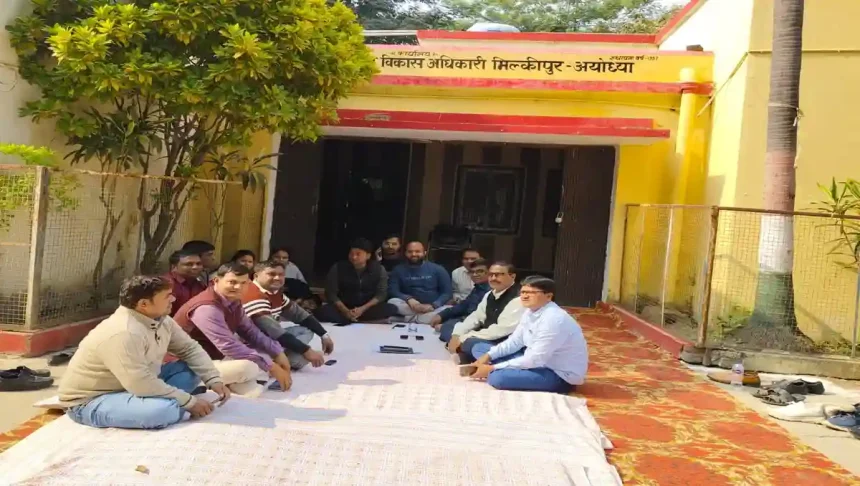 अयोध्या में 11 ब्लॉक मुख्यालयों पर सचिव हड़ताल पर, ग्राम सचिव पर हुए हमले के खिलाफ जताया विरोध