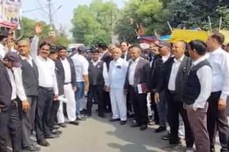 गाजियाबाद में लाठीचार्ज के विरोध में आज यूपी से लेकर दिल्ली तक के वकील हड़ताल पर