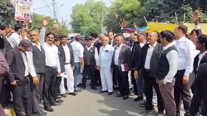 गाजियाबाद में लाठीचार्ज के विरोध में आज यूपी से लेकर दिल्ली तक के वकील हड़ताल पर