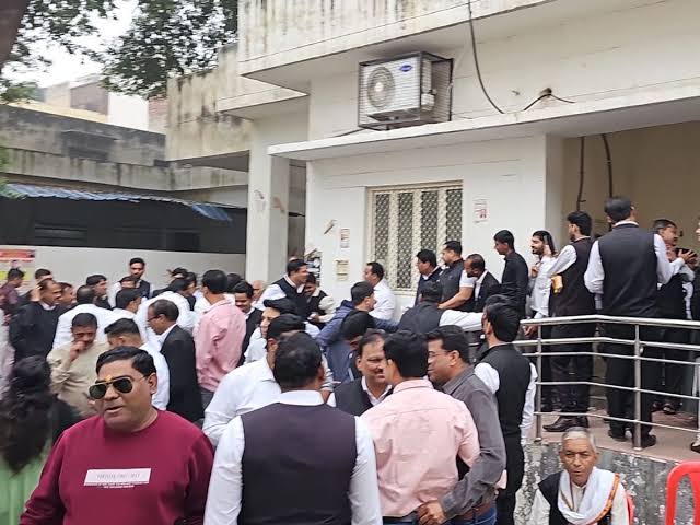 हापुड़ बार एसोसिएशन का चुनाव शुरू: 15 पदों पर 30 प्रत्याशी लड़ रहे चुनाव, गुरुवार को आएंगे परिणाम