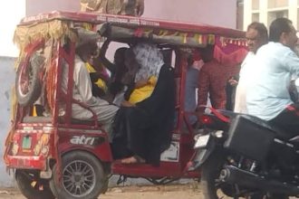 11 मौतों के बाद भी हरदोई प्रशासन ने नहीं लिया कोई सबक, अभी भी बेधड़क दौड़ रहे ओवरलोड ऑटो