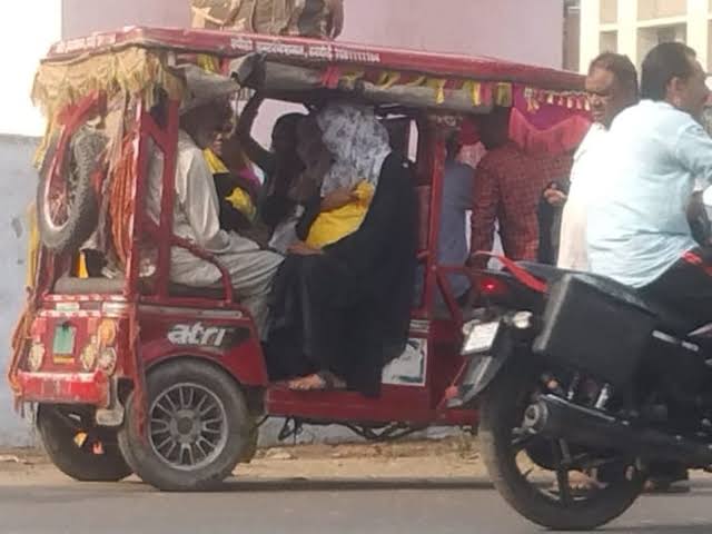 11 मौतों के बाद भी हरदोई प्रशासन ने नहीं लिया कोई सबक, अभी भी बेधड़क दौड़ रहे ओवरलोड ऑटो