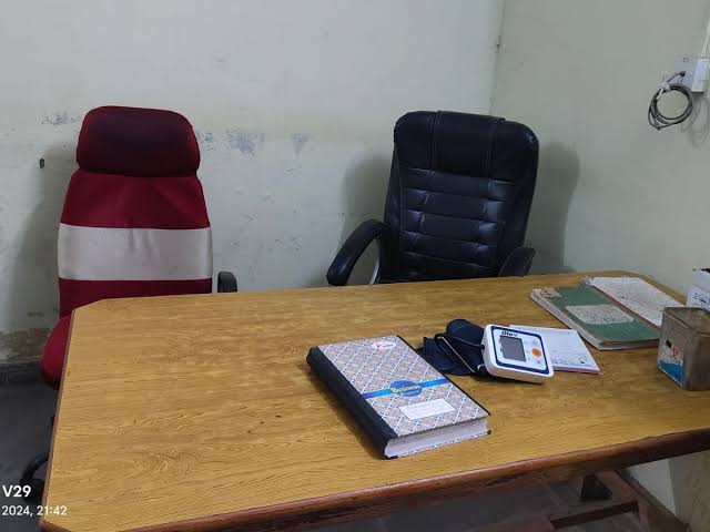 हरदोई में फार्मासिस्ट के सहारे रात भर चली बिलग्राम सीएचसी, डॉक्टर की तलाश में भटकते रहे तीमारदार