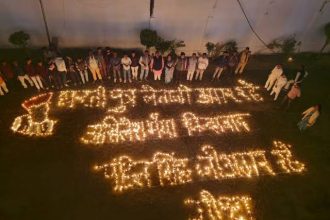 Gonda News: 201 घी के दीये से नेता जी मुलायम सिंह यादव का नाम लिखकर उन्हें किया गया याद