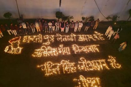 Gonda News: 201 घी के दीये से नेता जी मुलायम सिंह यादव का नाम लिखकर उन्हें किया गया याद