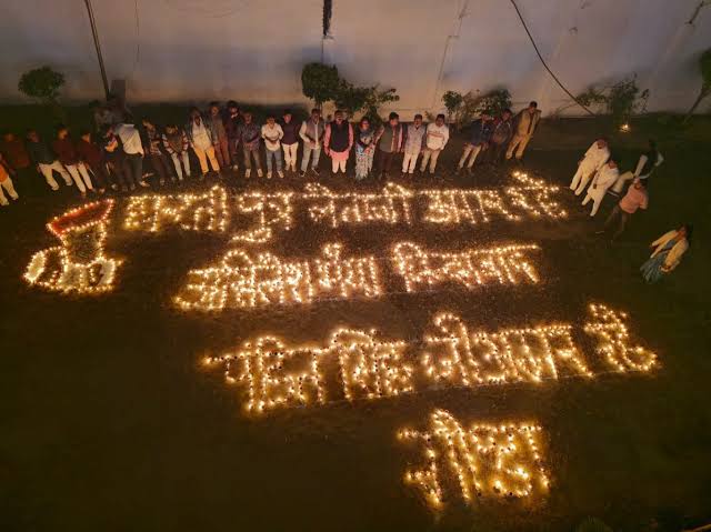 Gonda News: 201 घी के दीये से नेता जी मुलायम सिंह यादव का नाम लिखकर उन्हें किया गया याद