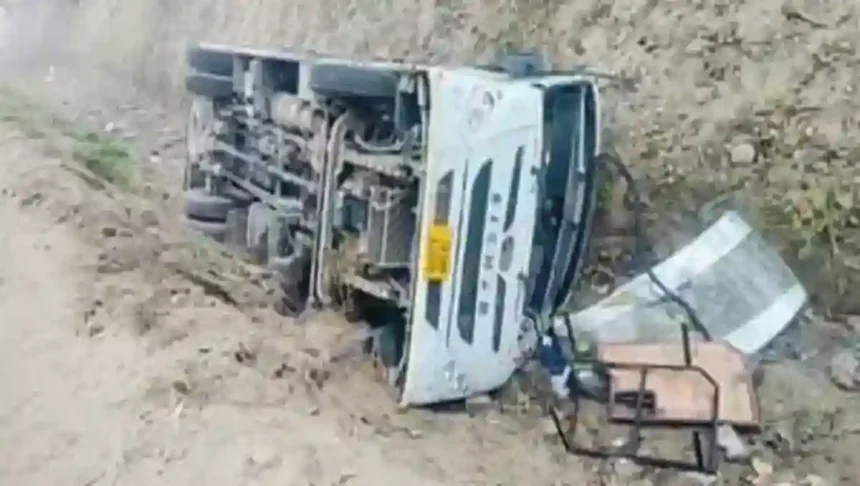 Meerut Bus Accident: टोल बचाने के चक्कर में रजबहे में जा गिरी बस, कई लोग बुरी तरह घायल
