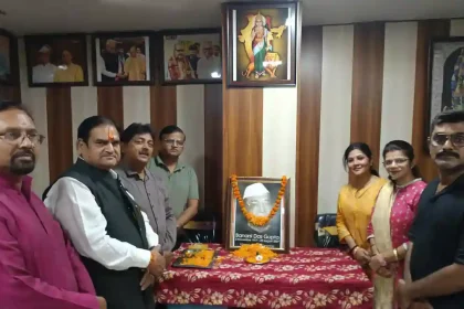 लखनऊ में बनारसी दास गुप्ता की मनाई गई जयंती, दोसर वैश्य समाज के लोगों ने पूर्व सीएम को दी श्रद्धांजलि