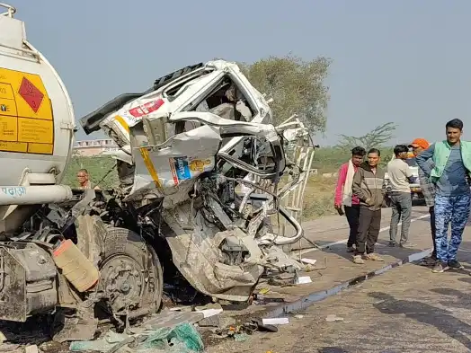 हमीरपुर में टैंकर और ट्राला की हुई भिड़ंत, सड़क हादसे में 4 की मौत, एक युवक की हालत गंभीर