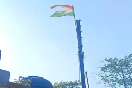 हरदोई के ट्रेजरी ऑफिस में लहराता रहा फटा हुआ तिरंगा, अधिवक्ताओं ने जताई नाराजगी