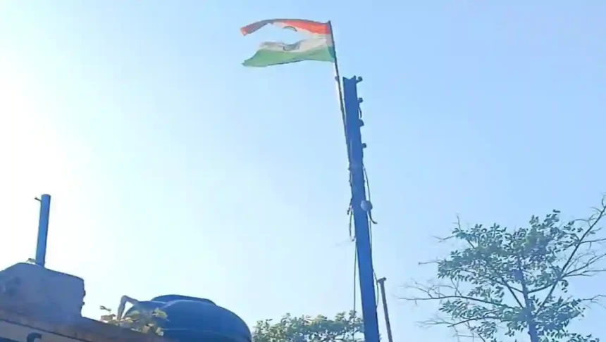 हरदोई के ट्रेजरी ऑफिस में लहराता रहा फटा हुआ तिरंगा, अधिवक्ताओं ने जताई नाराजगी