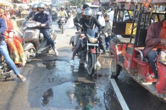 उन्नाव में अमृत जल योजना राहगीरों के लिए बनी मुसीबत, पाइप लाइन लीकेज से सड़क का बड़ा हिस्सा धंसा, कई वाहन फंसे