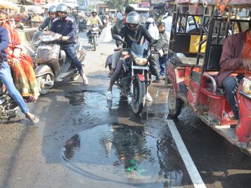 उन्नाव में अमृत जल योजना राहगीरों के लिए बनी मुसीबत, पाइप लाइन लीकेज से सड़क का बड़ा हिस्सा धंसा, कई वाहन फंसे