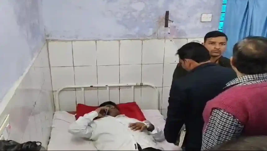 सीतापुर में टायर फटने से बीडीओ की गाड़ी पलटी, बीडीओ समेत चालक की हालत गंभीर