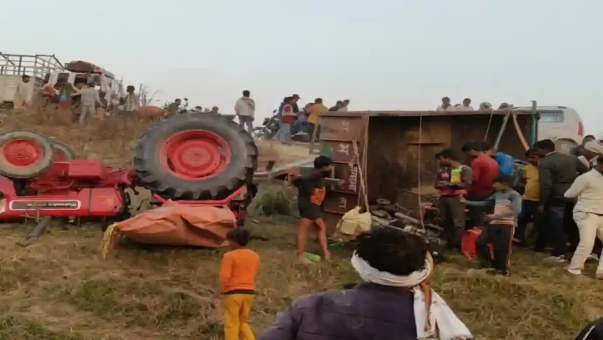 हरदोई के मेंहदीघाट जाते वक्त हादसा: ट्रैक्टर-ट्रॉली खाई में पलटी, 3 श्रद्धालु घायल
