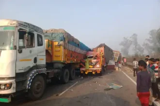 हरदोई में ओवरटेक के दौरान डीसीएम ट्रक के पिछले हिस्से से जा टकराई, हादसे में डीसीएम चालक व क्लीनर घायल, डीसीएम पर अंडों की मची लूट